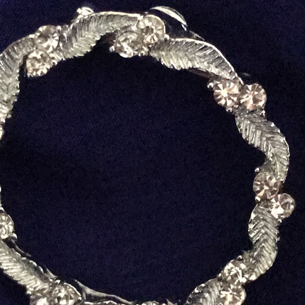 Pretty Vintage Silvertone GERRY'S Clear Rhinestone Round Wreath Brooch Pin